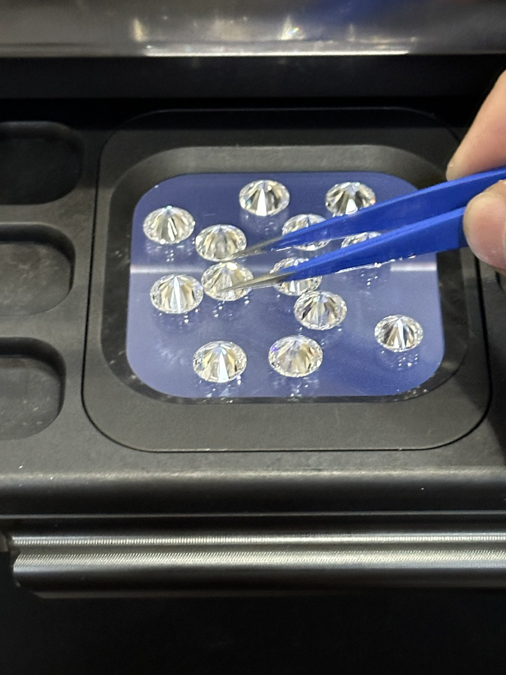 Tang vật kim cương nhập lậu cơ quan chức năng thu giữ được. Ảnh: Công an cung cấp