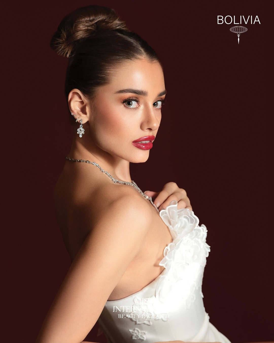 Hoa hậu Bolivia - Camila Roca cũng là ứng viên có nhiều tiềm năng tại cuộc thi. Người đẹp 26 tuổi cao 1,73m, có bằng kỹ sư thương mại và đang làm việc cho công ty gia đình. Cô còn là gương mặt quen thuộc của nhiều thương hiệu thời trang nhờ vóc dáng quyến rũ cùng lối trình diễn cuốn hút.