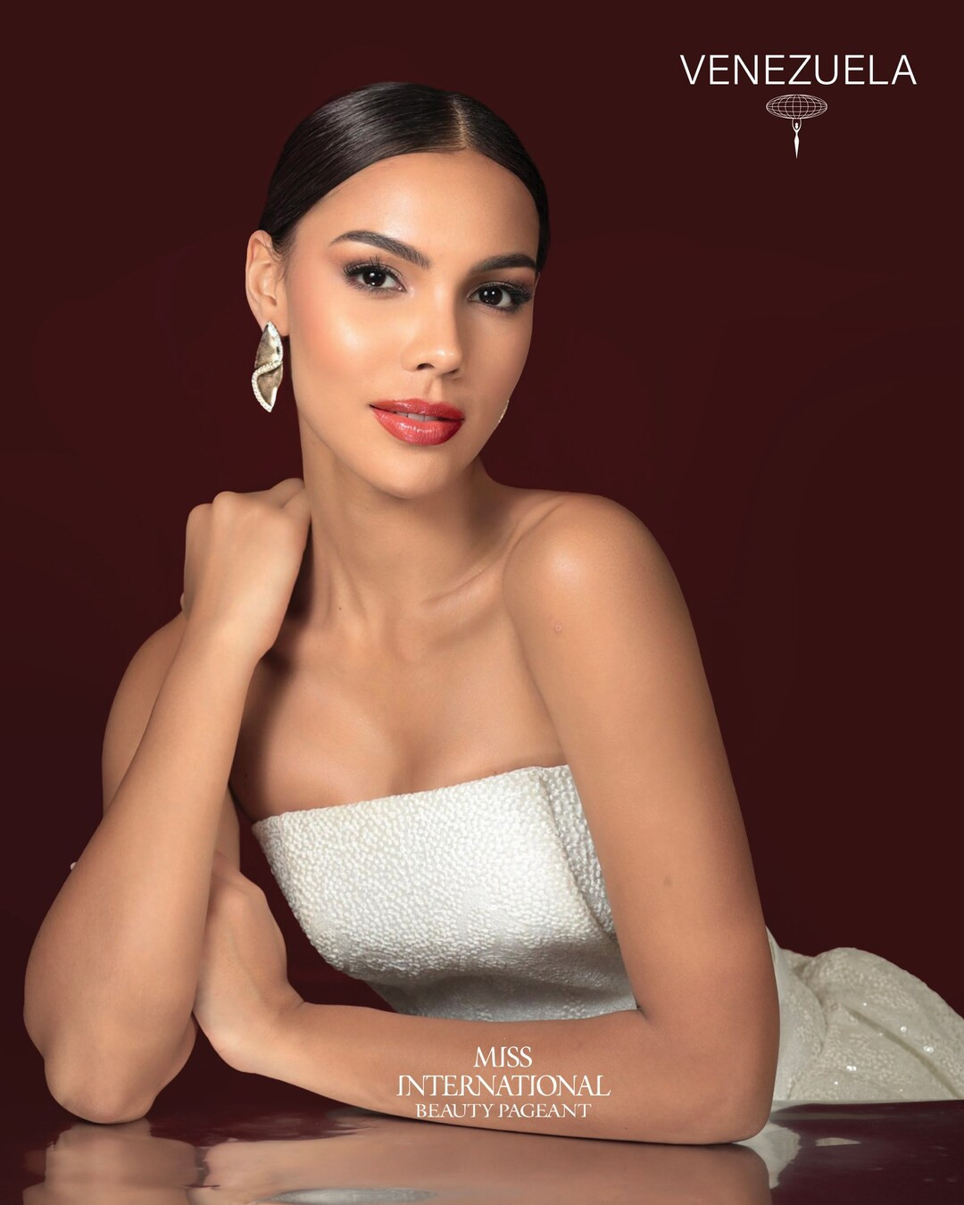 Hoa hậu Quốc tế Venezuela - Sakra Guerrero cũng là một trong những thí sinh nổi bật tại cuộc thi. Người đẹp 23 tuổi, cao 1,74m, hiện là bác sĩ phẫu thuật và nghệ sĩ giải trí. Với hơn 250 nghìn người theo dõi trên Instagram, Sakra có sức ảnh hưởng mạnh mẽ trên mạng xã hội. Sự duyên dáng, thông minh giúp cô chiếm trọn tình cảm của ban giám khảo và khán giả.