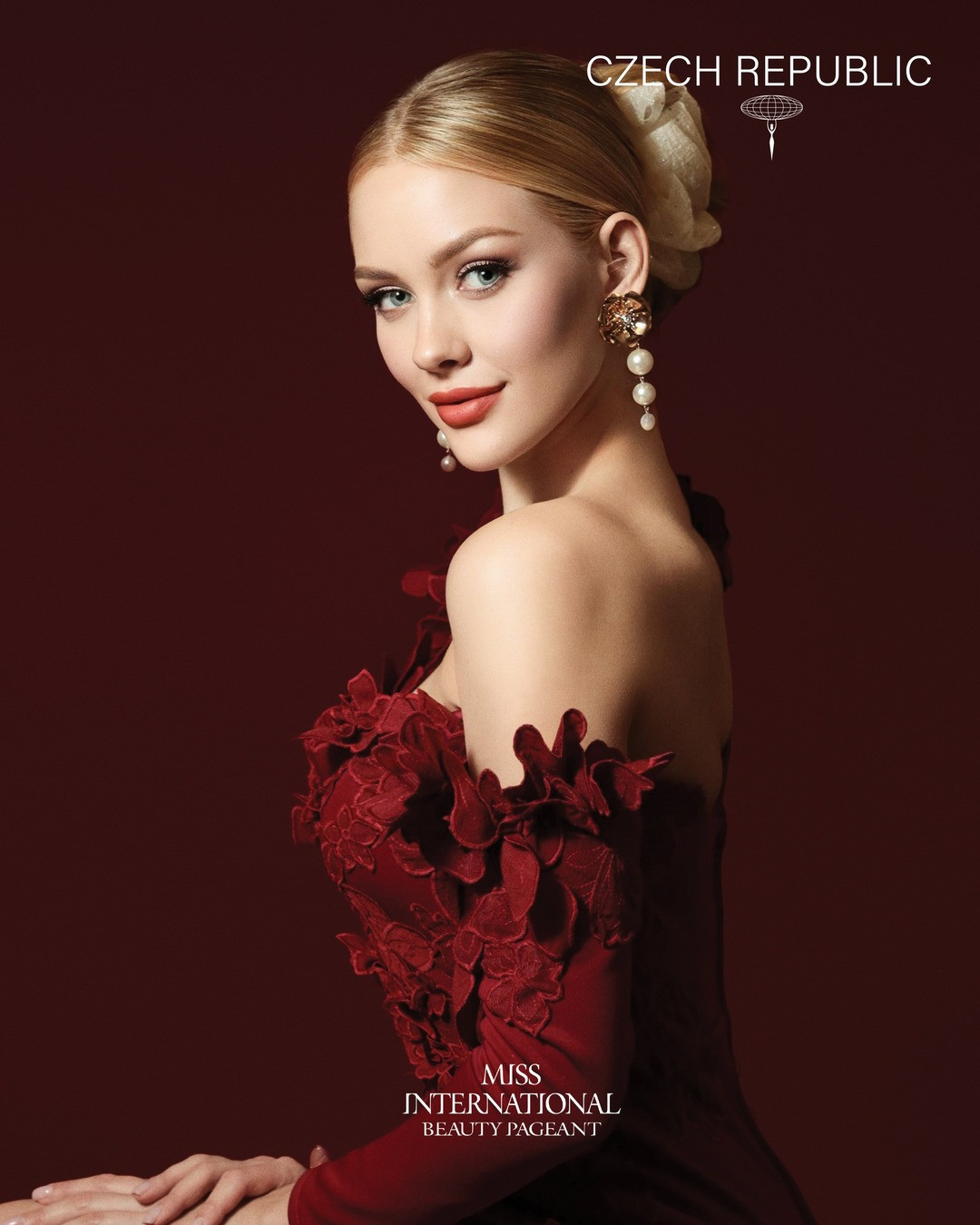 Hoa hậu Cộng hòa Séc - Alina Dementjeva thu hút sự chú ý với vẻ đẹp kiêu sa, gương mặt sắc nét cùng mái tóc vàng óng ả tựa búp bê. Người đẹp 23 tuổi, cao 1,78m và sở hữu bằng cử nhân ngành Kinh tế và Quản trị Kinh doanh, đồng thời thông thạo 5 ngôn ngữ. Với khả năng thuyết trình tự tin và trôi chảy, Alina được đánh giá là ứng viên nặng ký tại mùa giải năm nay.