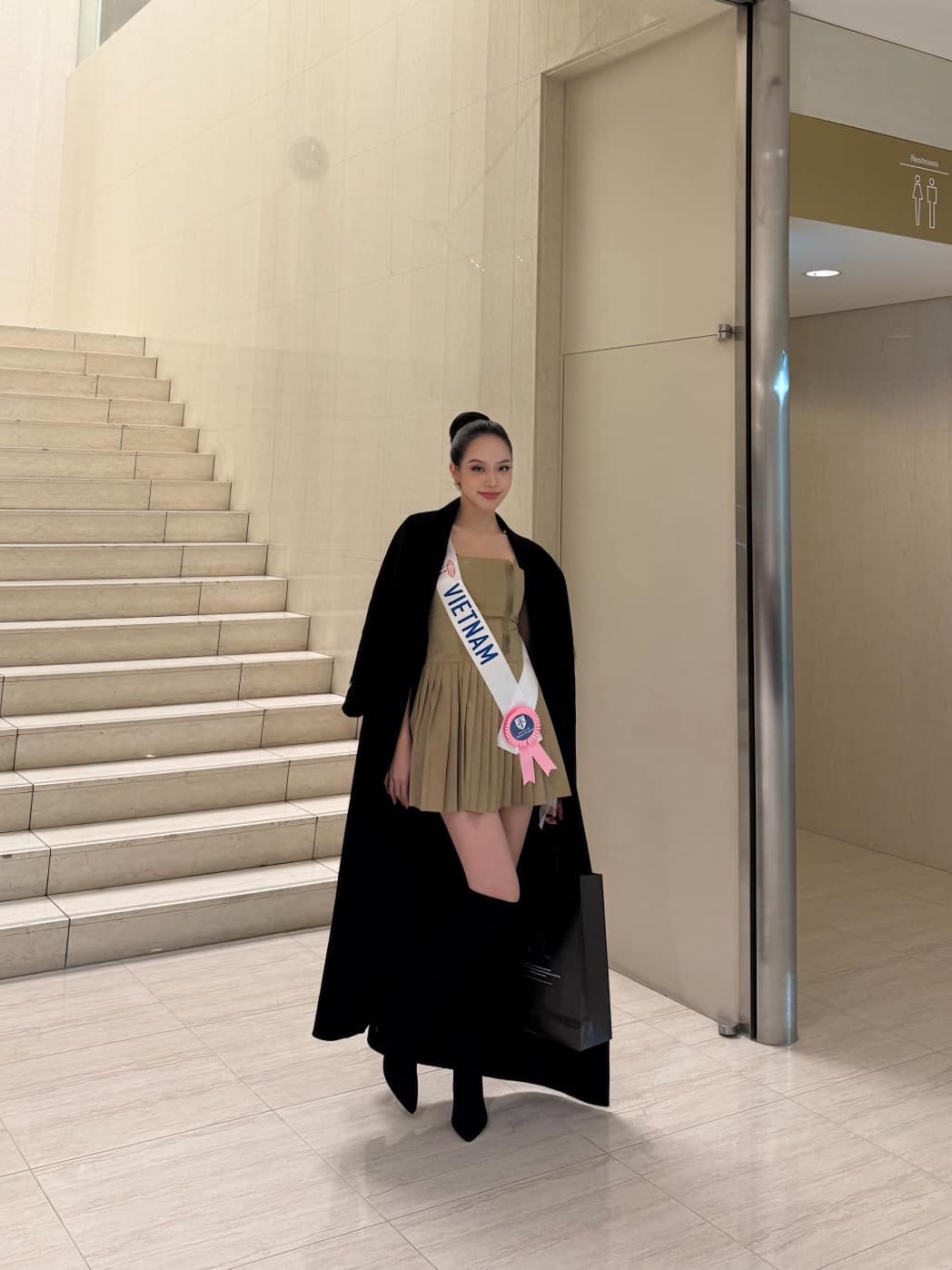 Còn khá trẻ nhưng Thanh Thủy cũng được đánh giá cao vì ứng xử khéo léo. Khi được khán giả góp ý về việc cập nhật mạng xã hội, nàng hậu đã có chia sẻ khiến ai cũng khen tấm tắc: 