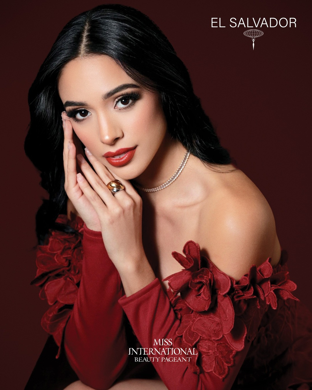 Đại diện El Salvador - Luciana Martínez, 25 tuổi, cao 1,7m là thí sinh đầy tiềm năng với bề dày kinh nghiệm tại các cuộc thi nhan sắc quốc tế. Cô từng lọt top 20 Miss Grand International 2020 và top 24 Miss Supranational 2024. Sự tự tin, phong thái điềm tĩnh và khả năng trình diễn cuốn hút giúp Luciana luôn tỏa sáng trong các hoạt động cuộc thi.