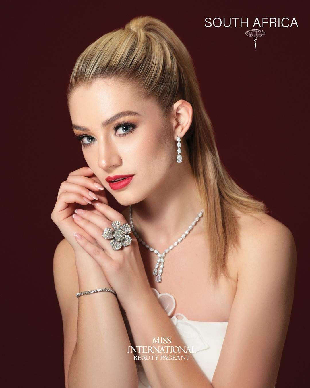 Đại diện Nam Phi - Belindé Schreuder năm nay 28 tuổi, cao 1,76m và là thí sinh dày dặn kinh nghiệm nhất tại Miss International 2024. Cô lọt vào top 12 Miss Earth 2023, Á hậu 4 Hoa hậu Liên lục địa 2018, top 20 Miss Grand International 2019 và cũng từng tham gia Miss Supranational 2018. Không chỉ nổi bật với mái tóc vàng óng ả và vẻ đẹp thanh thoát, cô còn có thành tích học tập ấn tượng. Belindé từng đạt giải thể dục nhịp điệu cấp tỉnh, đồng thời đã xuất bản một cuốn sách thiếu nhi và đang trong quá trình hoàn thiện cuốn sách thứ hai về bảo tồn loài voi.