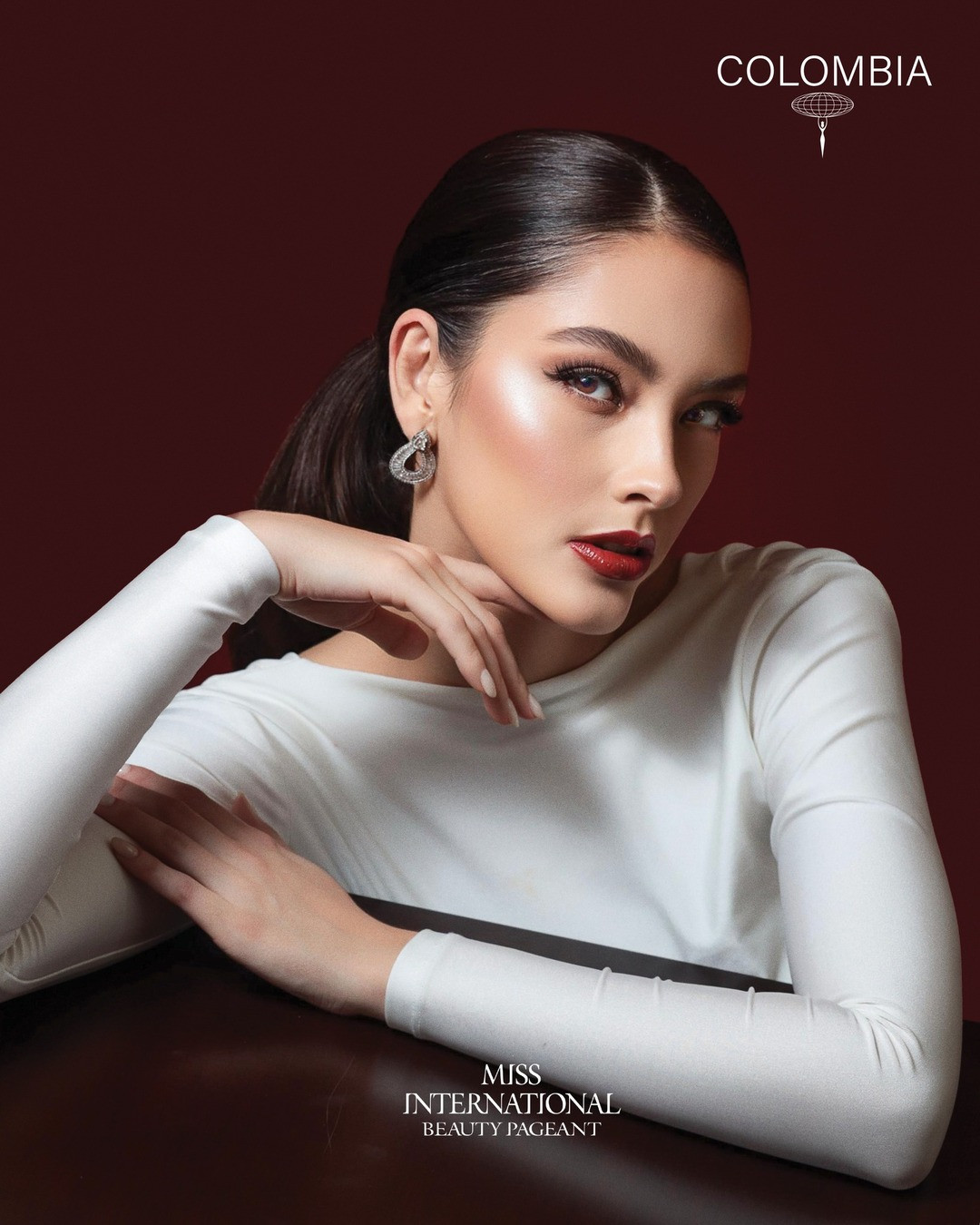 Đại diện Colombia - Juanita Urrea 24 tuổi, cao 1,79m, sở hữu nụ cười rạng rỡ cùng thân hình nóng bỏng. Cô tốt nghiệp ngành Kỹ thuật Công nghiệp tại Đại học ICESI, đồng thời thông thạo tiếng Anh và Tây Ban Nha. Trước đó, Juanita từng tham gia Hoa hậu Colombia 2022 và dừng ở vị trí á hậu 3 chung cuộc. Tại Miss International 2024, Juanita nổi bật xuyên suốt các phần thi, gây ấn tượng mạnh với ban giám khảo và khán giả.