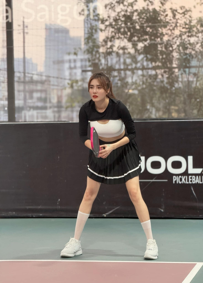 Cô nàng mỗi ngày diện một bộ đồ chơi pickleball