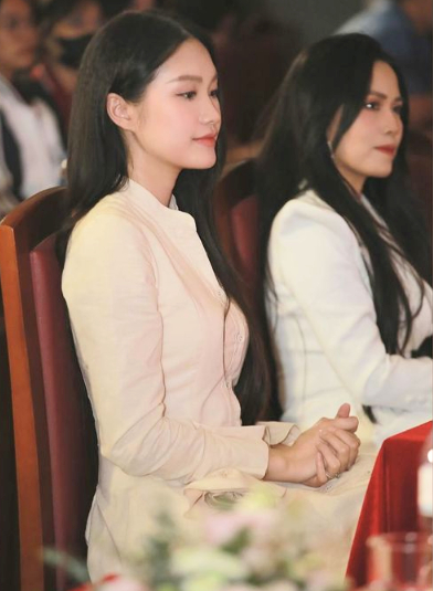 Nhiều người nhận xét Doãn Hải My vẫn như hồi mới thi Hoa hậu cách đây 4 năm, dù hiện tại cô nàng đã lấy chồng và sinh con trai đầu lòng. Tiểu thư Hà thành vẫn giữ được vẻ ngoài ngọt ngào, xứng danh Top 10 Hoa hậu Việt Nam 2020