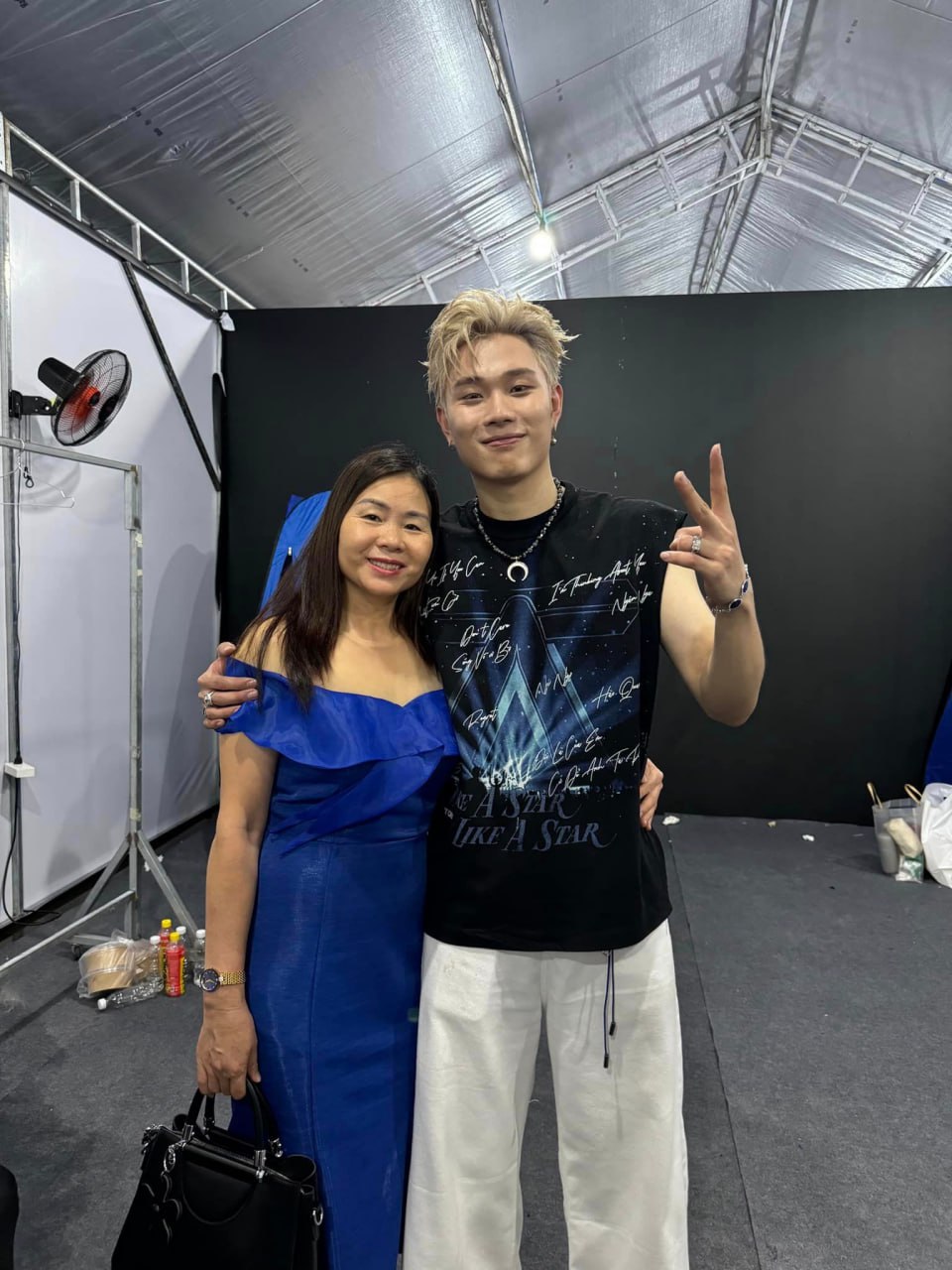 Mẹ Dương Domic tham dự concert tại TP.HCM để ủng hộ con trai