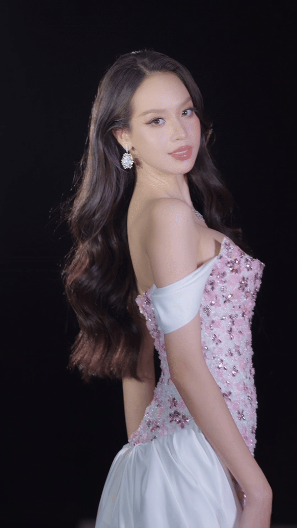 Thiết kế Thanh Thủy sẽ diện trong đêm chung kết Miss International 2024 là mẫu đầm dạ hội của NTK Lê Thanh Hòa, với kiểu dáng trễ vai cùng điểm nhấn tà váy thướt tha cùng chi tiết những bông hoa anh đào lấp lánh mang vẻ nữ tính và mềm mại. Được biết, bộ váy này đã được hoàn thiện trong vòng hơn 200 giờ tỉ mỉ, chỉn chu đến từng mũi khâu để có được trang phục hoàn hảo nhất cho đại diện Việt Nam. Cô lựa chọn kiểu tóc xoăn xõa nhẹ nhàng cùng layout makeup trong trẻo để diện mạo thêm phần yêu kiều, sang chảnh.