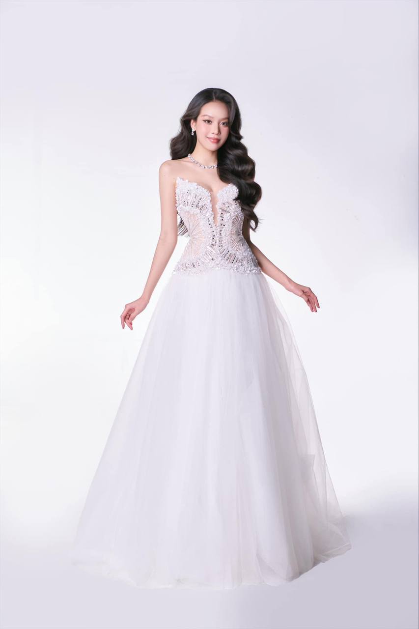 Cũng của 1 sáng tạo của NTK Lê Thanh Hòa nhưng nhiều người cho rằng trang phục Thanh Thủy diện tại tiệc tối còn đẹp hơn mẫu đầm cô sẽ mặc trong đêm chung kết.