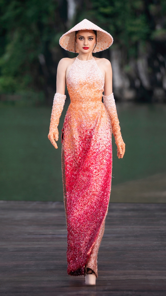 Outfit được mong chờ nhất của Kỳ Duyên đã chính thức lộ diện trước thềm Bán Kết Miss Universe. Trong show diễn của NTK Lê Thanh Hòa, thiết kế trên được trình diễn bởi mỹ nhân người Philippines - Ahtisa Manalo (Top 10 Miss Cosmo 2024).