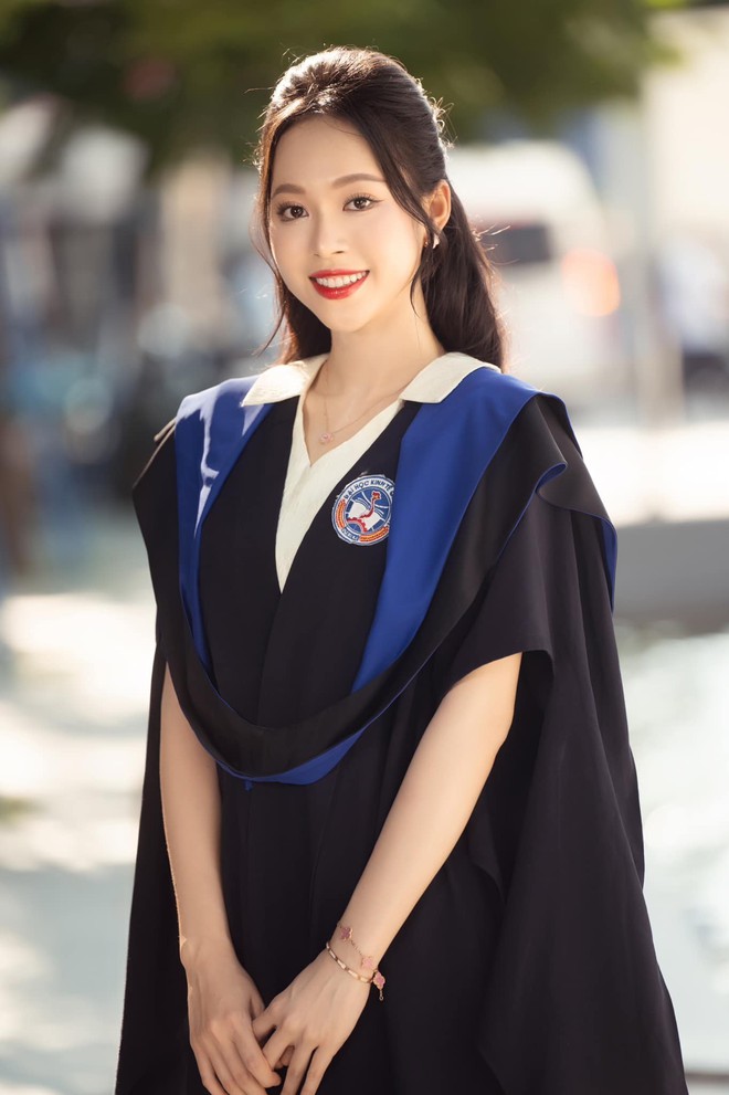 Á hậu Trịnh Thùy Linh tốt nghiệp thủ khoa Đại học Kinh tế Quốc dân