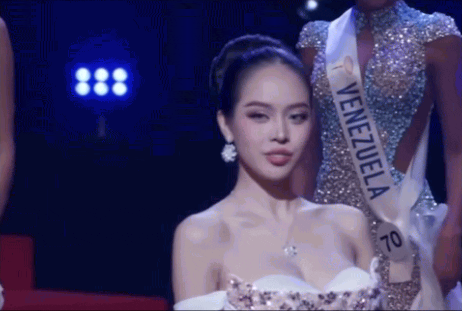 Cái xoay vai khoe bóng lưng của Hoa hậu Thanh Thủy khiến khán giả phải si mê