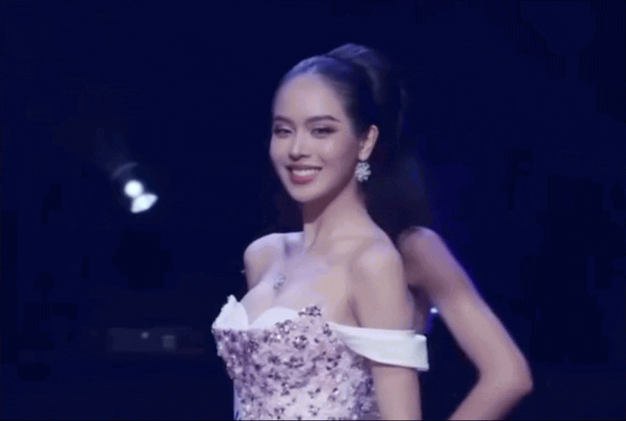 Hoa hậu Thanh Thủy mang thần thái đầy tự tin sải bước trên nền giai điệu cao trào nhất của Die With A Smile