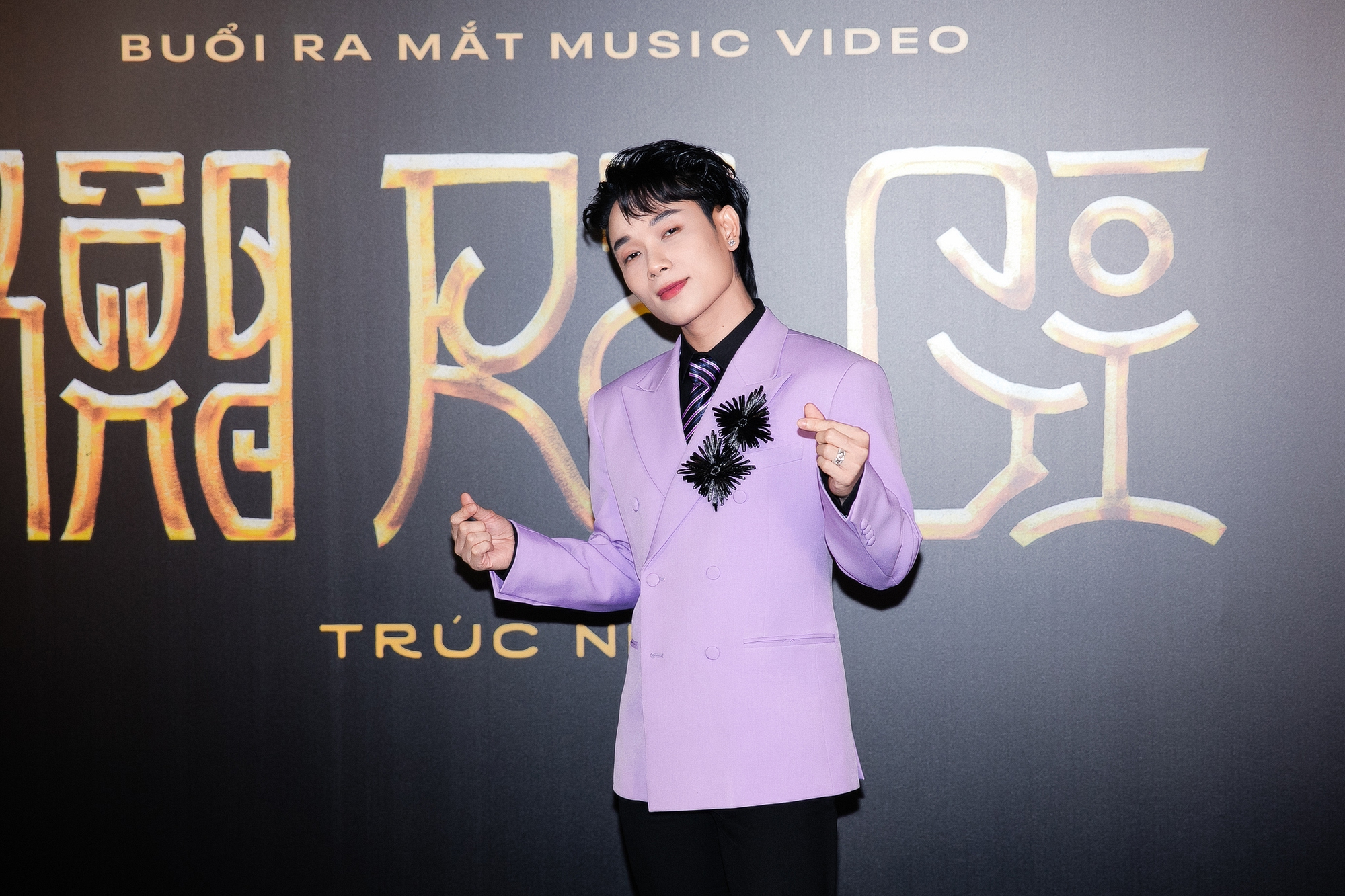 Trúc Nhân xuất hiện tại buổi họp báo ra mắt MV Không Ra Gì với ngoại hình cực bảnh bao trong bộ suit màu tím hút mắt