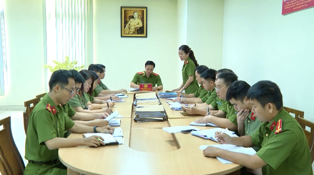 Thiếu tướng Mai Hoàng - Phó giám đốc Công an TPHCM chủ trì họp án. Ảnh: Công an cung cấp