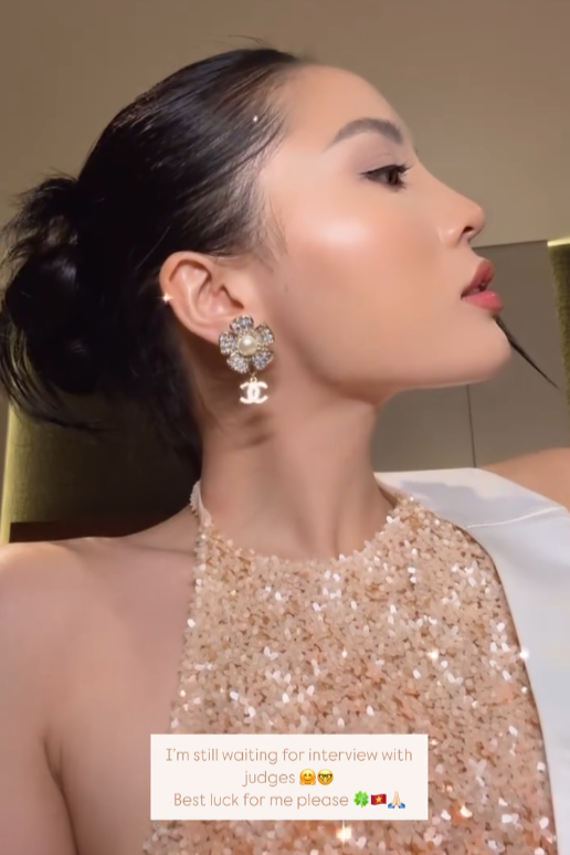 Layout makeup và kiểu tóc của Kỳ Duyên hôm nay được nàng Hậu update trên trang cá nhân. Vẫn giữ vững phong độ, Kỳ Duyên nền nã, dịu dàng không kém phần sắc sảo với tóc búi cao và mái lệch.