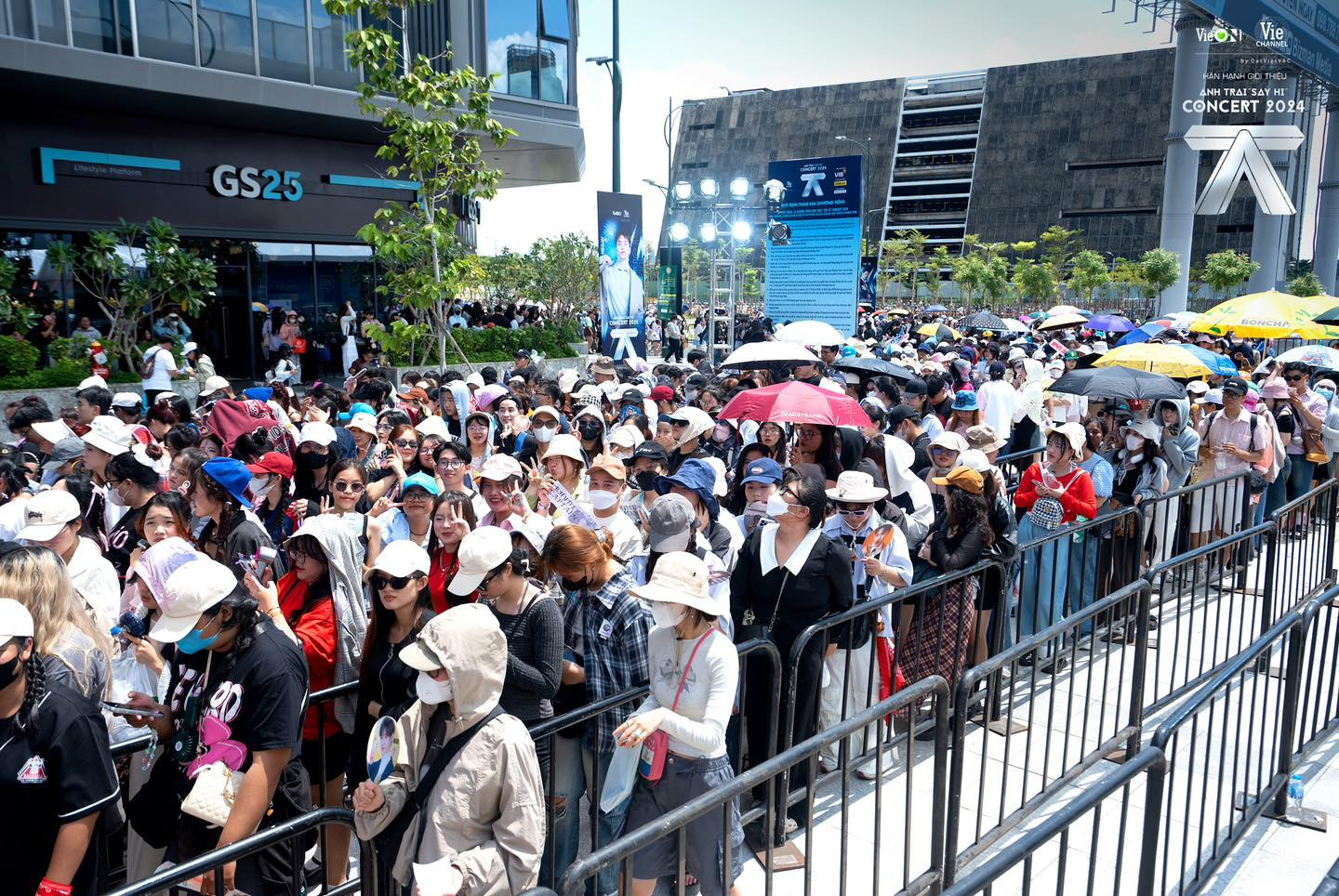 Cảnh xếp hàng từ trưa của khán giả vào xem concert 