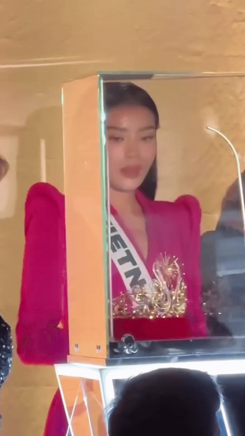 Nàng hậu 9X chăm chú ngắm nhìn lâu và còn có hành động lạ trước vương miện Miss Universe 2024