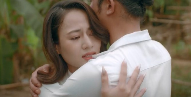 Hồng - Diễm bịn rịn ôm nhau.