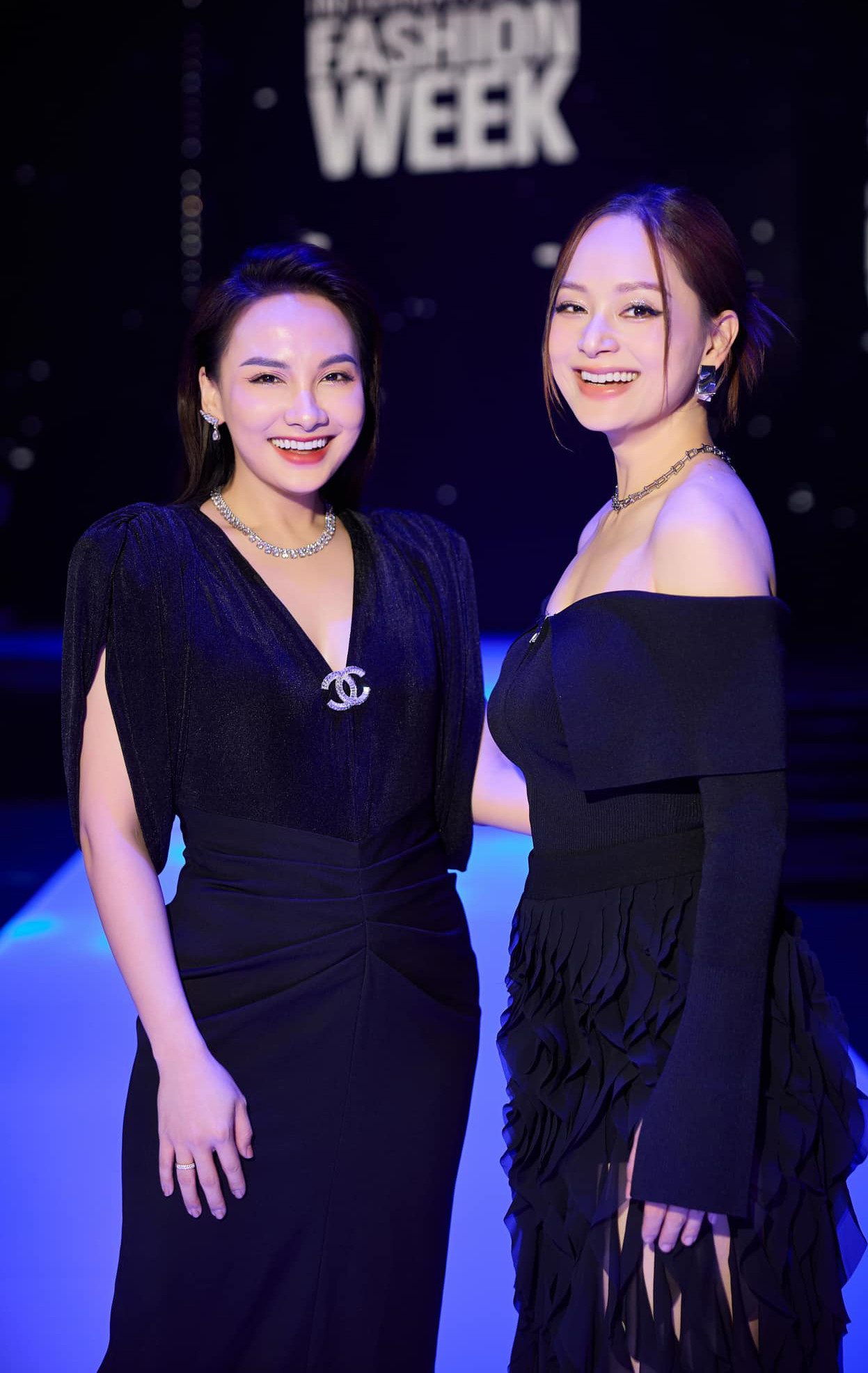 Lan Phương đọ dáng với Bảo Thanh trên thảm đỏ sau thời gian dài gặp lại. Họ nói vui là chị em sinh đôi vì gương mặt khá giống nhau.