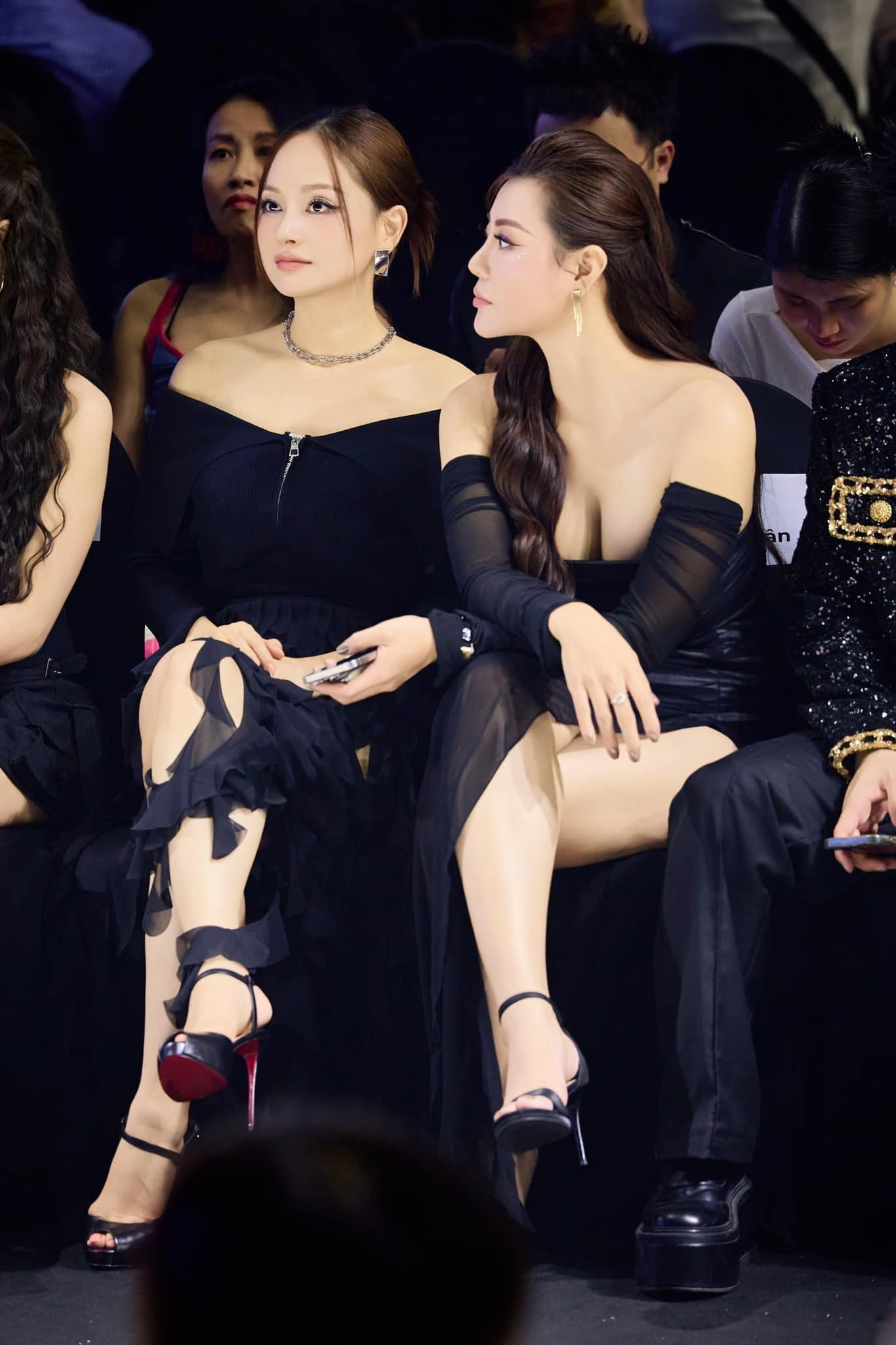 Thanh Hương lên đồ gợi cảm khi góp mặt ở sự kiện. Cô ngồi cùng đàn chị Lan Phương. Cả hai diễn viên đều tham gia phim của đạo diễn Bùi Tiến Huy (Thương ngày nắng về và Hoa sữa về trong gió). 