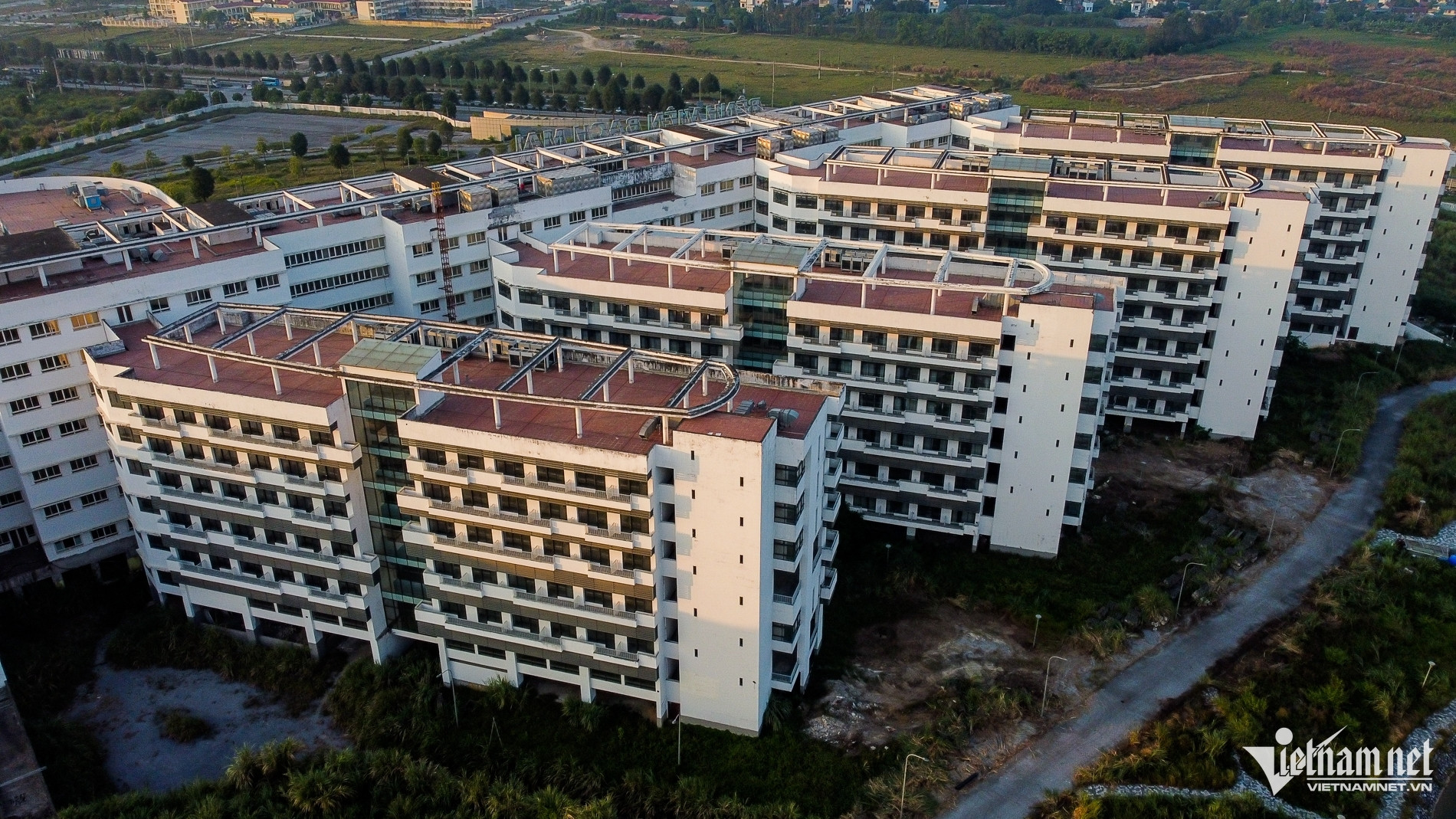 Công trình được thiết kế với quy mô 1.000 giường, gồm 1 tầng hầm và 6 tầng nổi, lớn gấp 4 lần diện tích cơ sở 1 tại Hà Nội, tổng mức đầu tư tương tự Bệnh viện Việt Đức cơ sở 2 (khoảng 4.500 tỷ đồng), khởi công từ cuối năm 2014, khánh thành vào tháng 10/2018. 