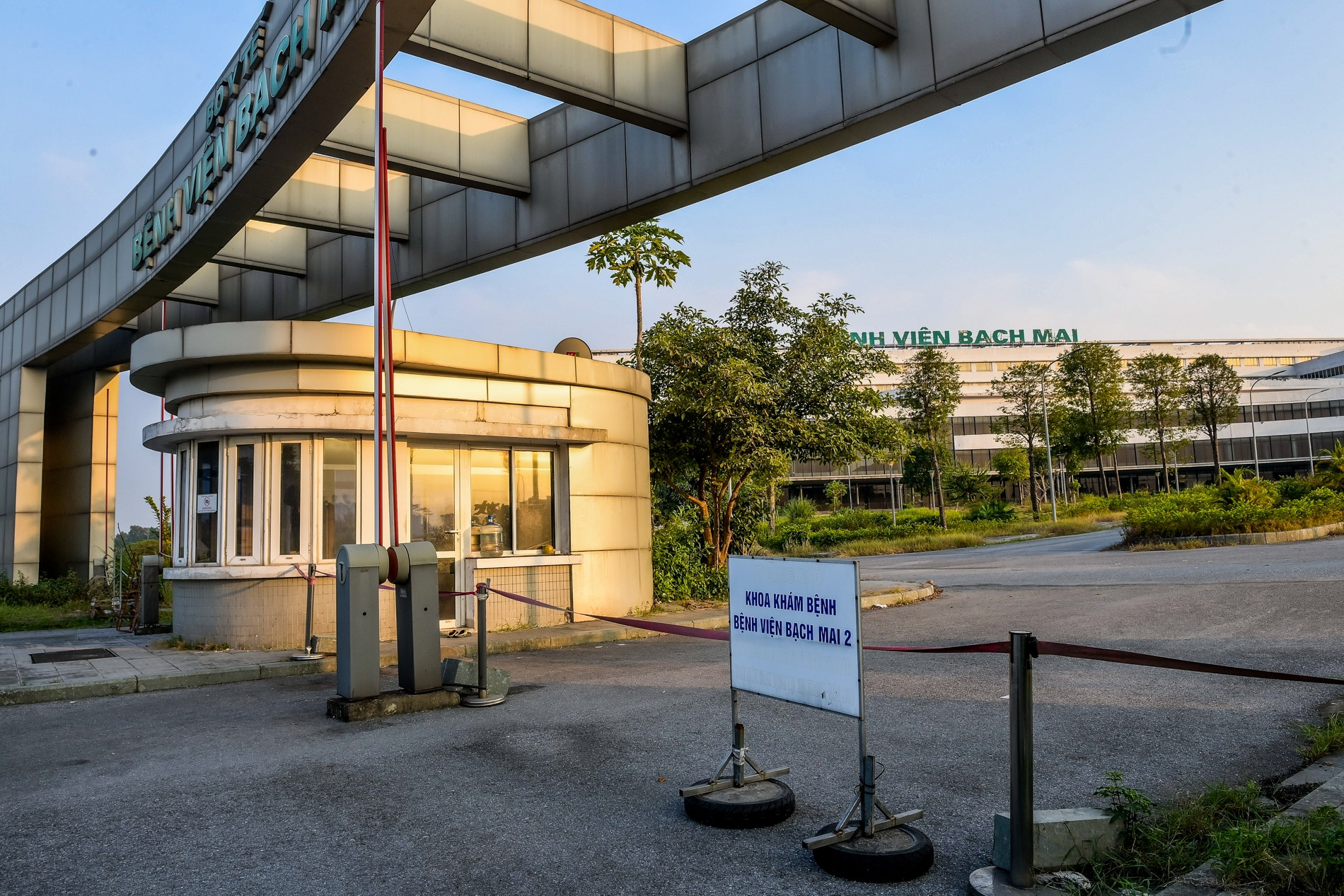 Cổng vào bệnh viện được rào chắn tạm bợ.