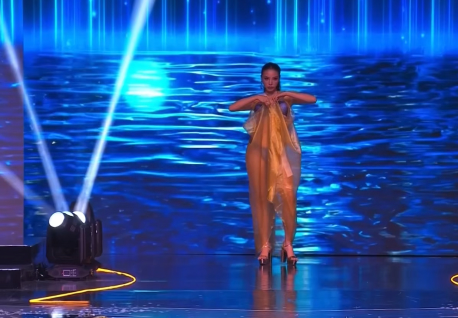 Cách tạo dáng chuẩn bị trình diễn của Kỳ Duyên được nhận xét khá thô, chưa tạo được ấn tượng. Tuy nhiên không ít ý kiến cho rằng việc camera bắt hình thí sinh khi đang đứng tạo dáng chuẩn bị là điều kém chuyên nghiệp của ekip. Mọi frame hình đều nên tính toán để sự xuất hiện trình diễn của các Hoa hậu được mượt mà, đẹp mắt nhất