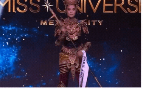 Phần mũ của Opal Suchata bị rơi xuống đất khi cô đang tạo dáng