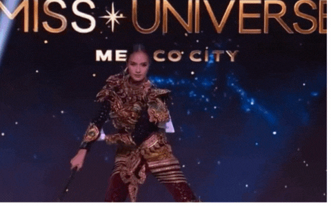 Dù đao đã bị gãy làm đôi nhưng cô vẫn bình tình hoàn thành hết phần biểu diễn