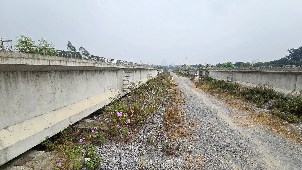 Những dầm cầu đã được đúc và chờ đợi được lắp đặt tại điểm Cầu Noi (phường Cổ Nhuế, quận Bắc Từ Liêm).