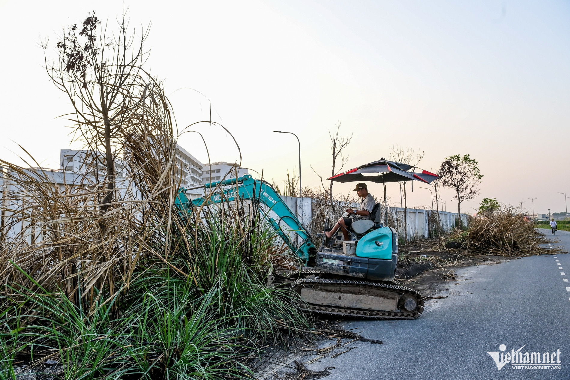 Chiều 14/11, một máy xúc đang dọn dẹp cỏ ở ngoài khuôn viên bệnh viện.