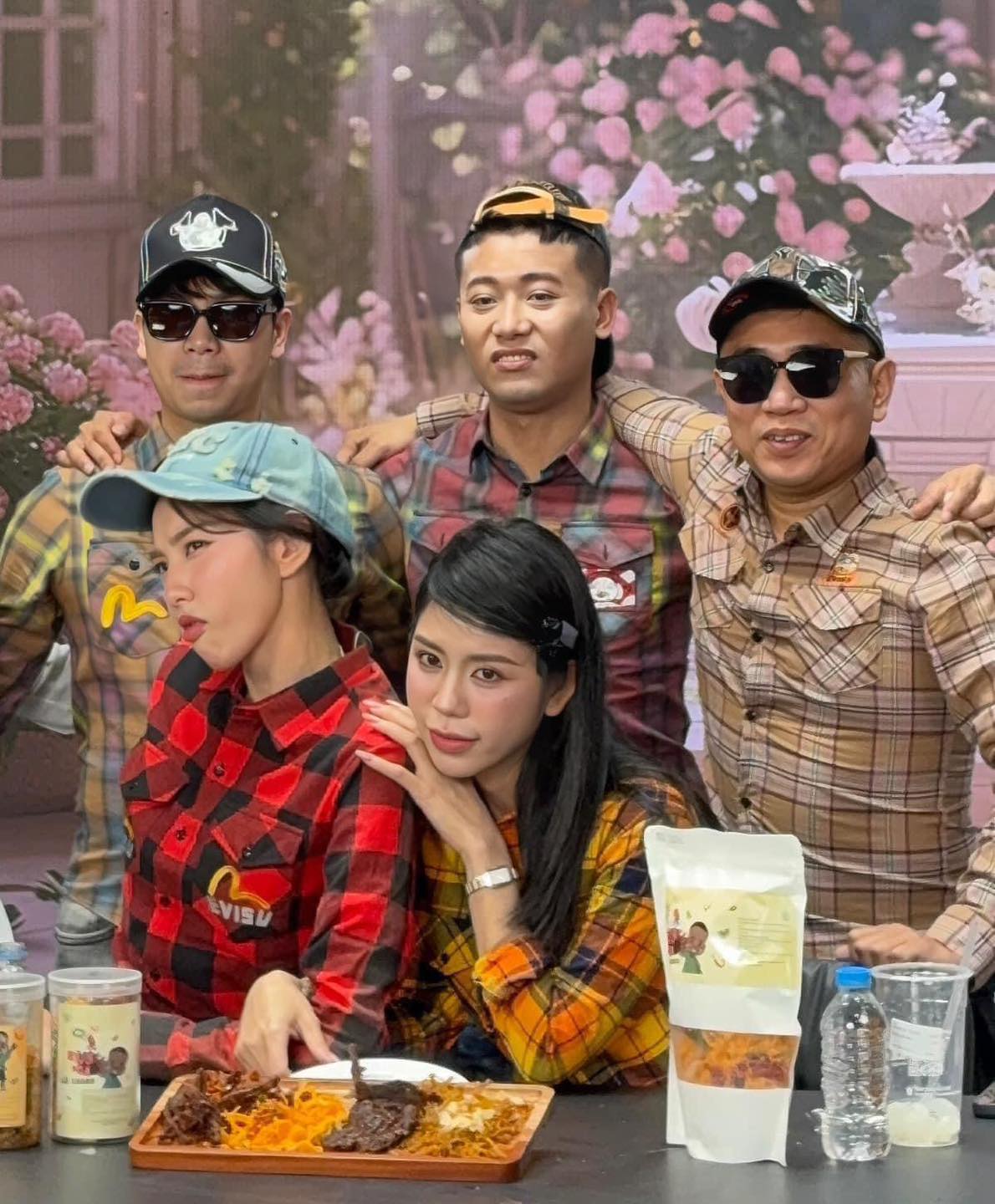 Bộ ba Quang Linh - Thuỳ Tiên - Hằng Du Mục cùng xuất hiện trong phiên megalive.