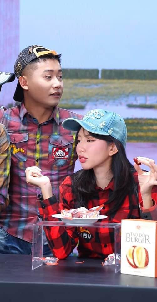 Dù diện trang phục 