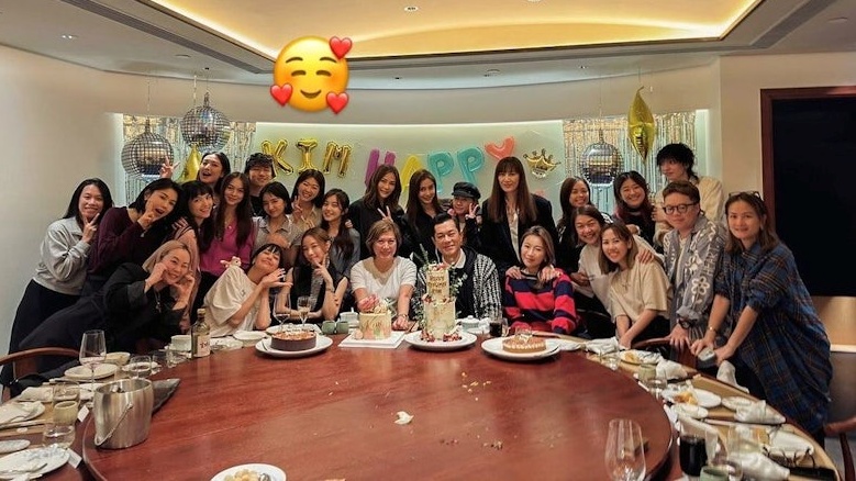 Cặp sao vừa xuất hiện tại tiệc sinh nhật của 1 người bạn chung trong showbiz. Angelababy gây chú ý khi đứng ở vị trí trung tâm bức ảnh, ngay sau lưng Cổ Thiên Lạc.