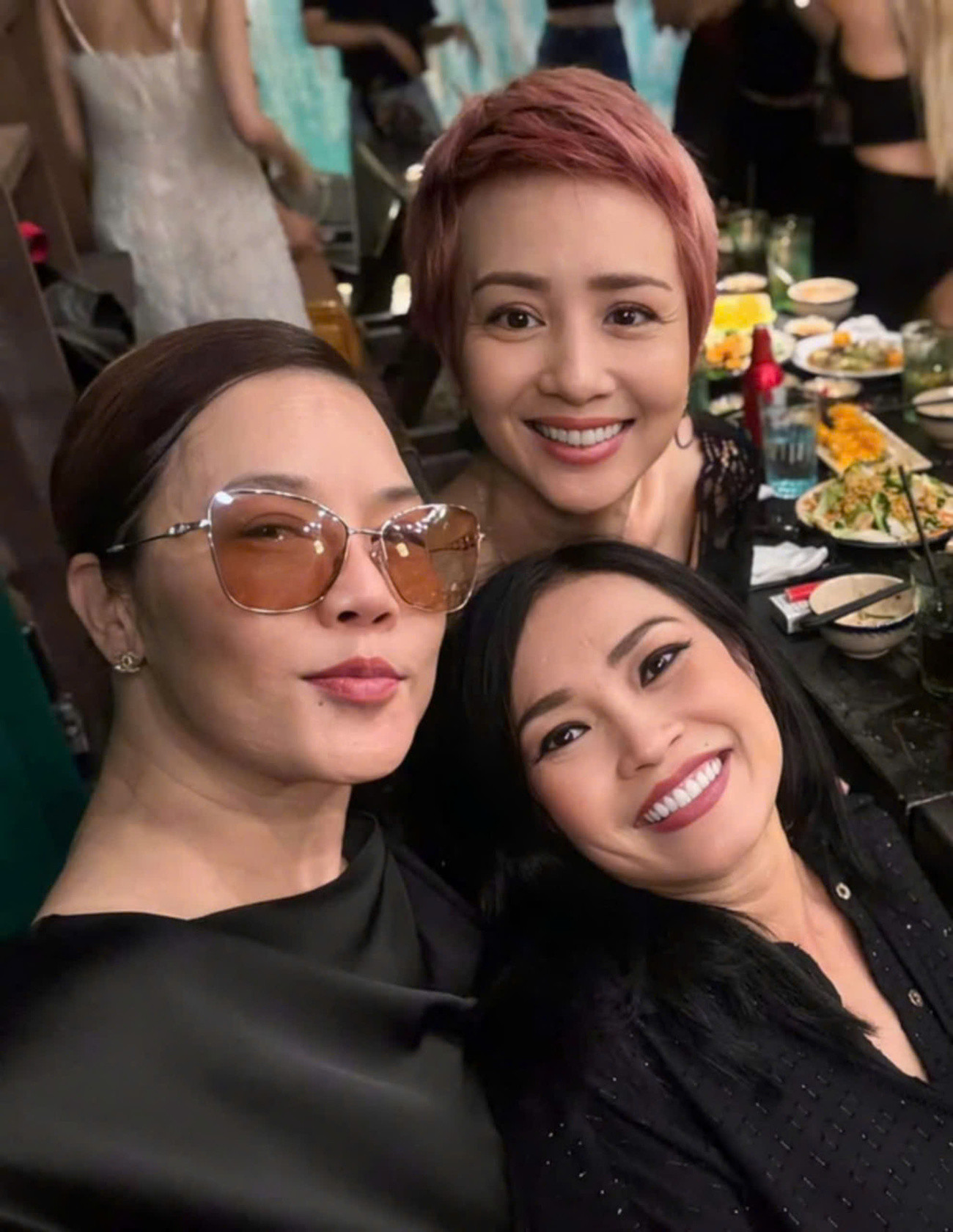 Trên trang cá nhân, nữ ca sĩ chia sẻ nhiều hình ảnh vui vẻ, nhiệt huyết cùng các 