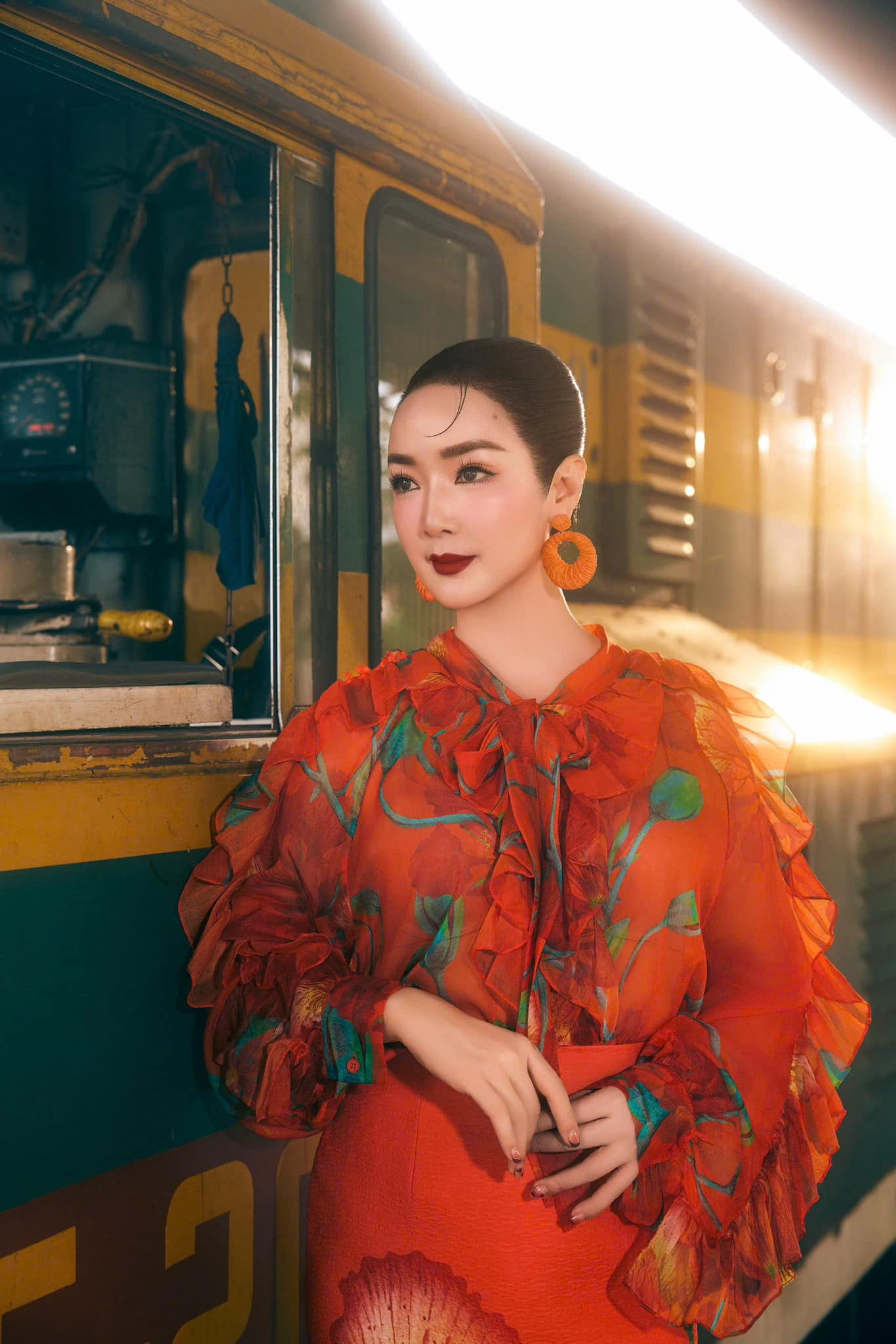 Hoa hậu Đền Hùng khoe làn da trắng, nhan sắc không tuổi trong các thiết kế mang hơi hướng cổ điển.