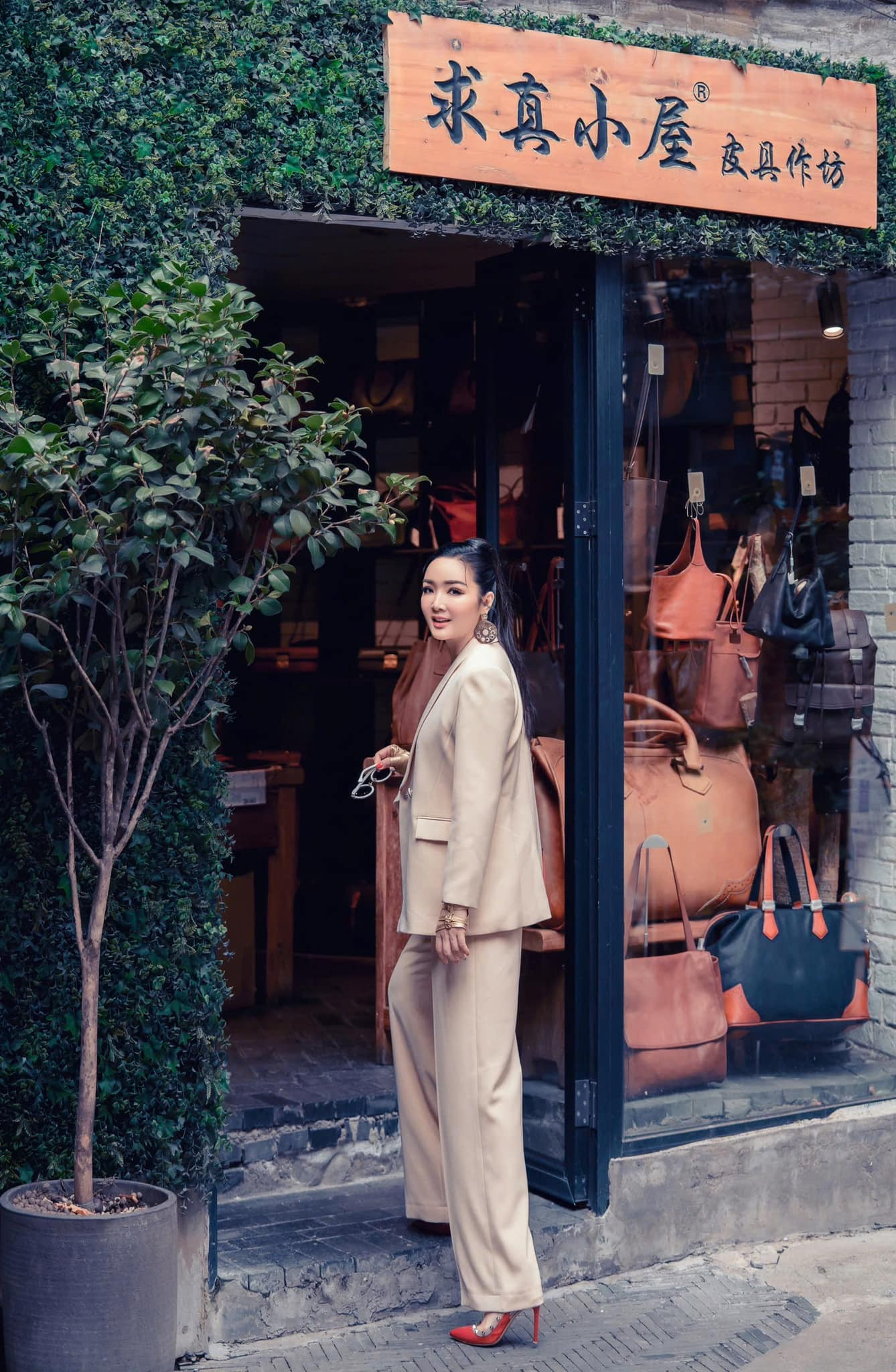 Người đẹp Đền Hùng của hiện tại vẫn giữ nhan sắc quyến rũ, sở hữu cuộc sống giàu có.