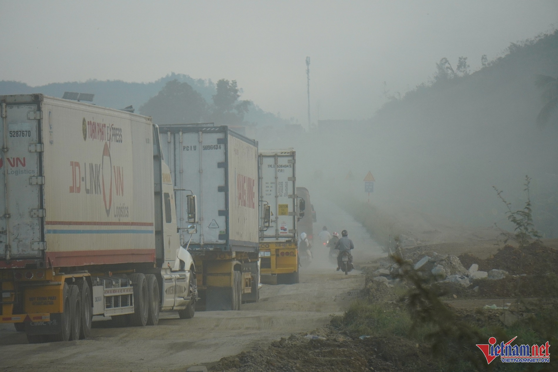 Lượng bụi bốc lên lớn, các phương tiện qua khu vực phải chạy chậm nhằm đảm bảo an toàn.