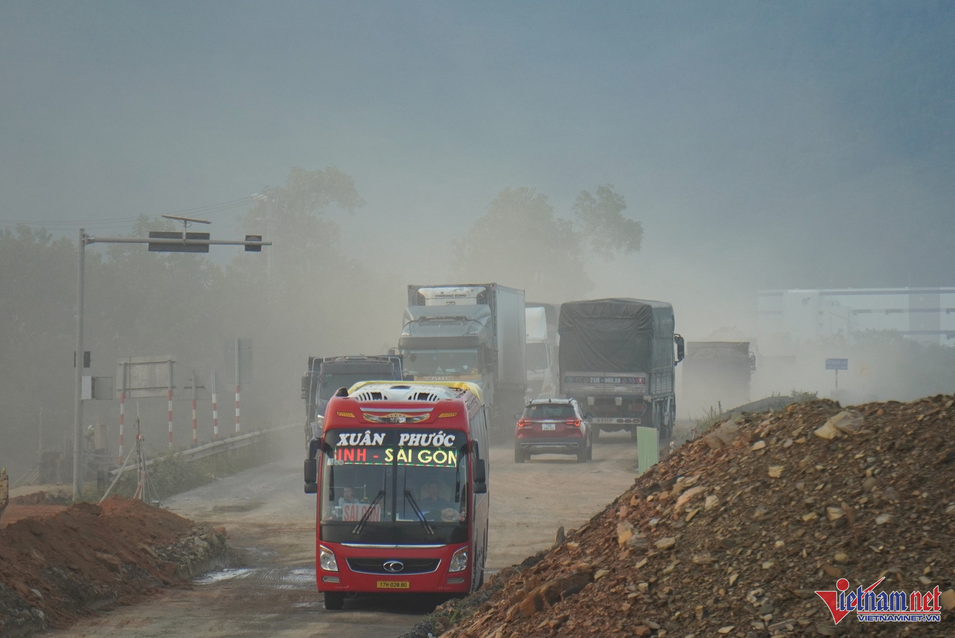 Tại khu vực nút giao Nguyễn Tất Thành - đường tránh Nam Hải Vân bụi mù mịt.