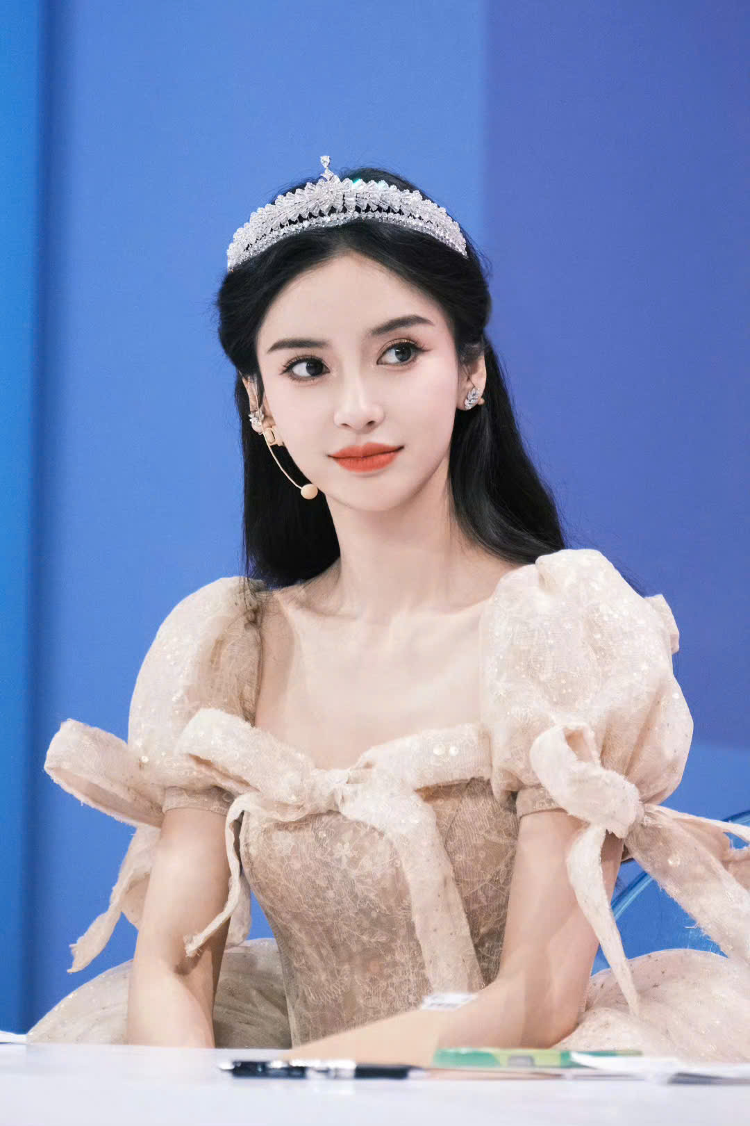 1 số nguồn tin trong giới cho biết Angelababy đang được Cổ Thiên Lạc hậu thuẫn, giúp đỡ trong sự nghiệp.