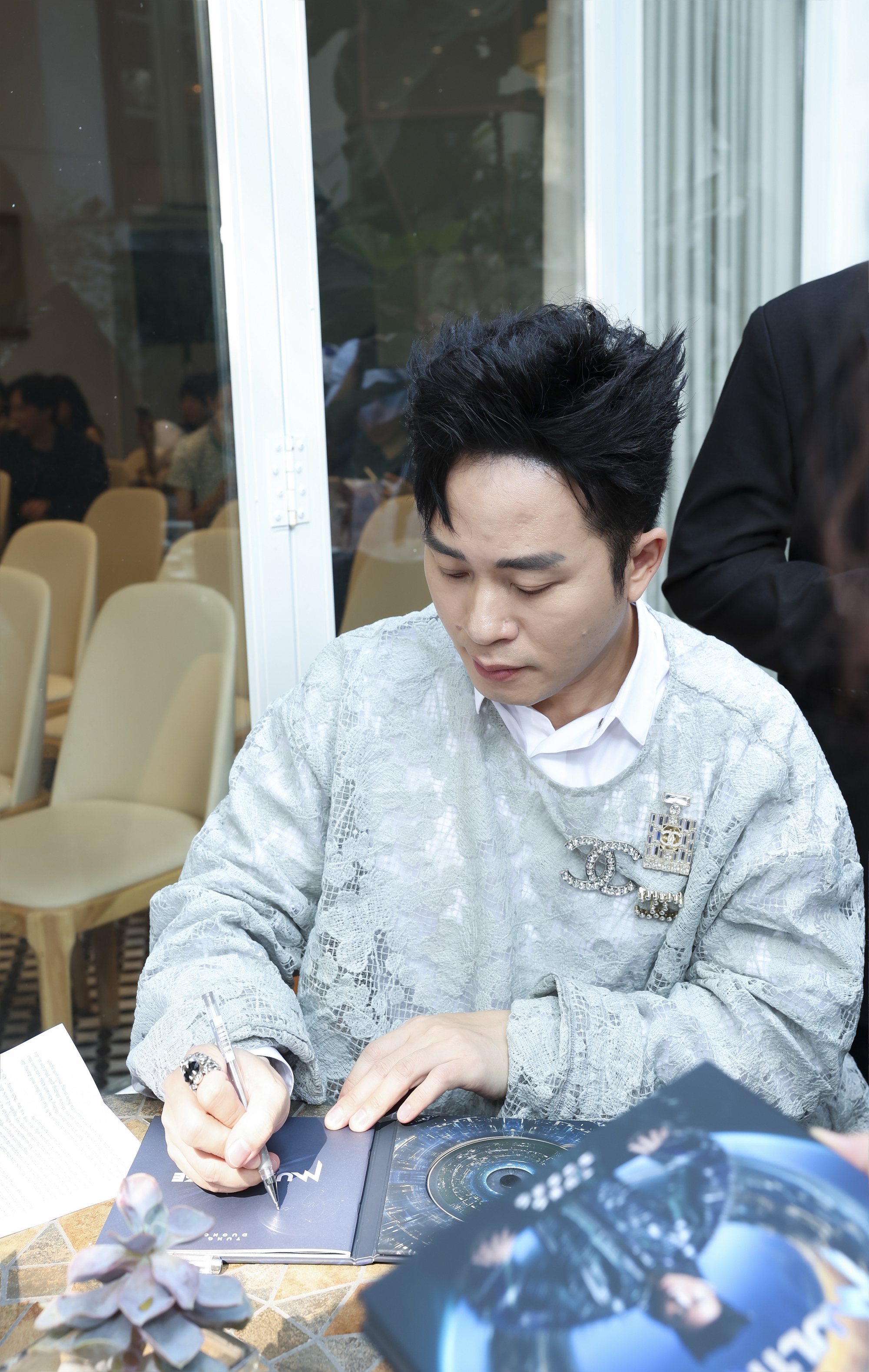 Tùng Dương ký tặng đĩa trong buổi ra mắt.