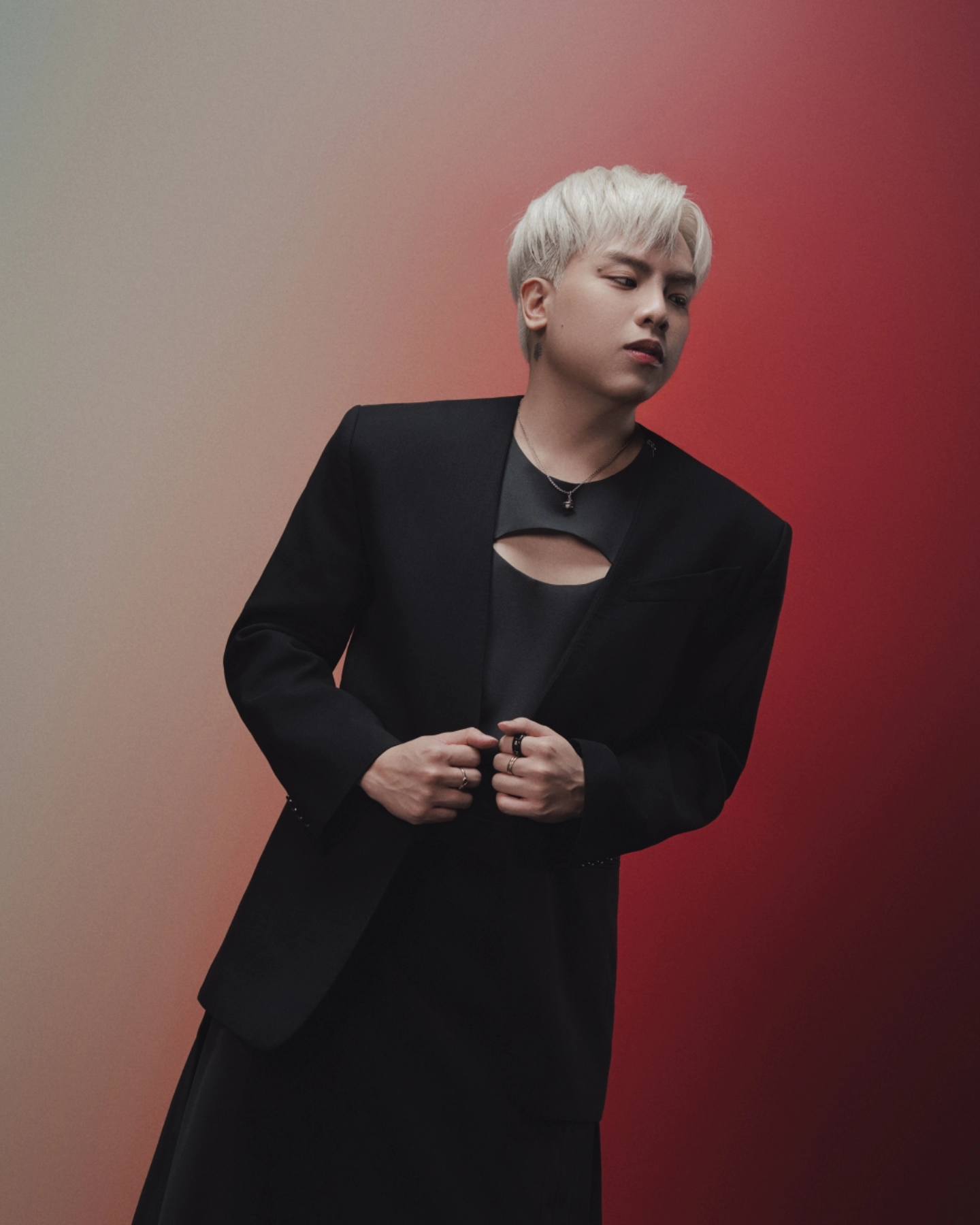 Cả 8 sân khấu Công diễn 1, 28 bài solo và 1 bài hát chủ đề, Hứa Kim Tuyền chưa “dạn tay”, khiến tổng thể thiếu đi sự đột phá