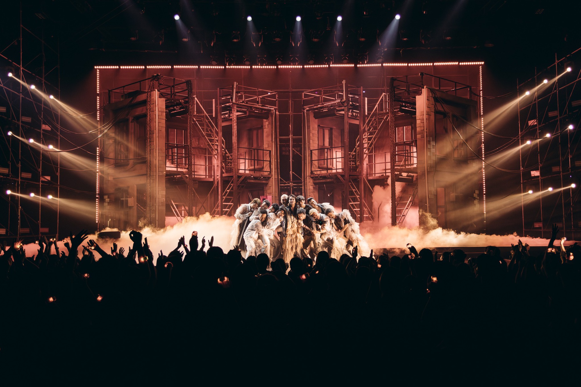 Dựng cả dàn giáo trên sân khấu