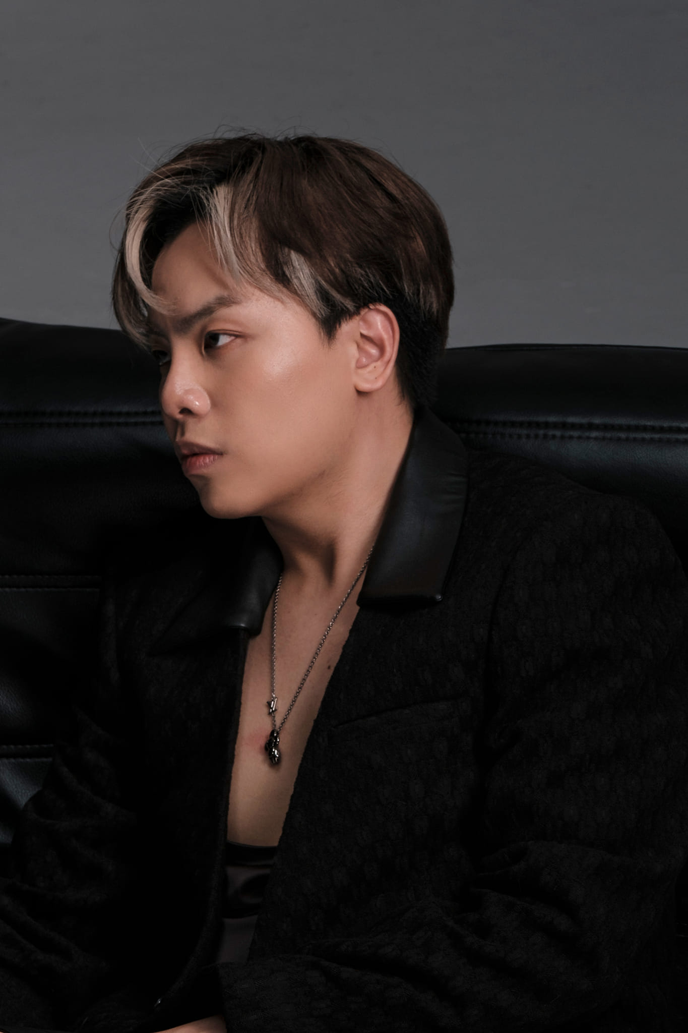 Ở vai trò Giám đốc Âm nhạc, Hứa Kim Tuyền đang cho thấy mình còn khá non nớt về kinh nghiệm lẫn kĩ thuật làm nghề