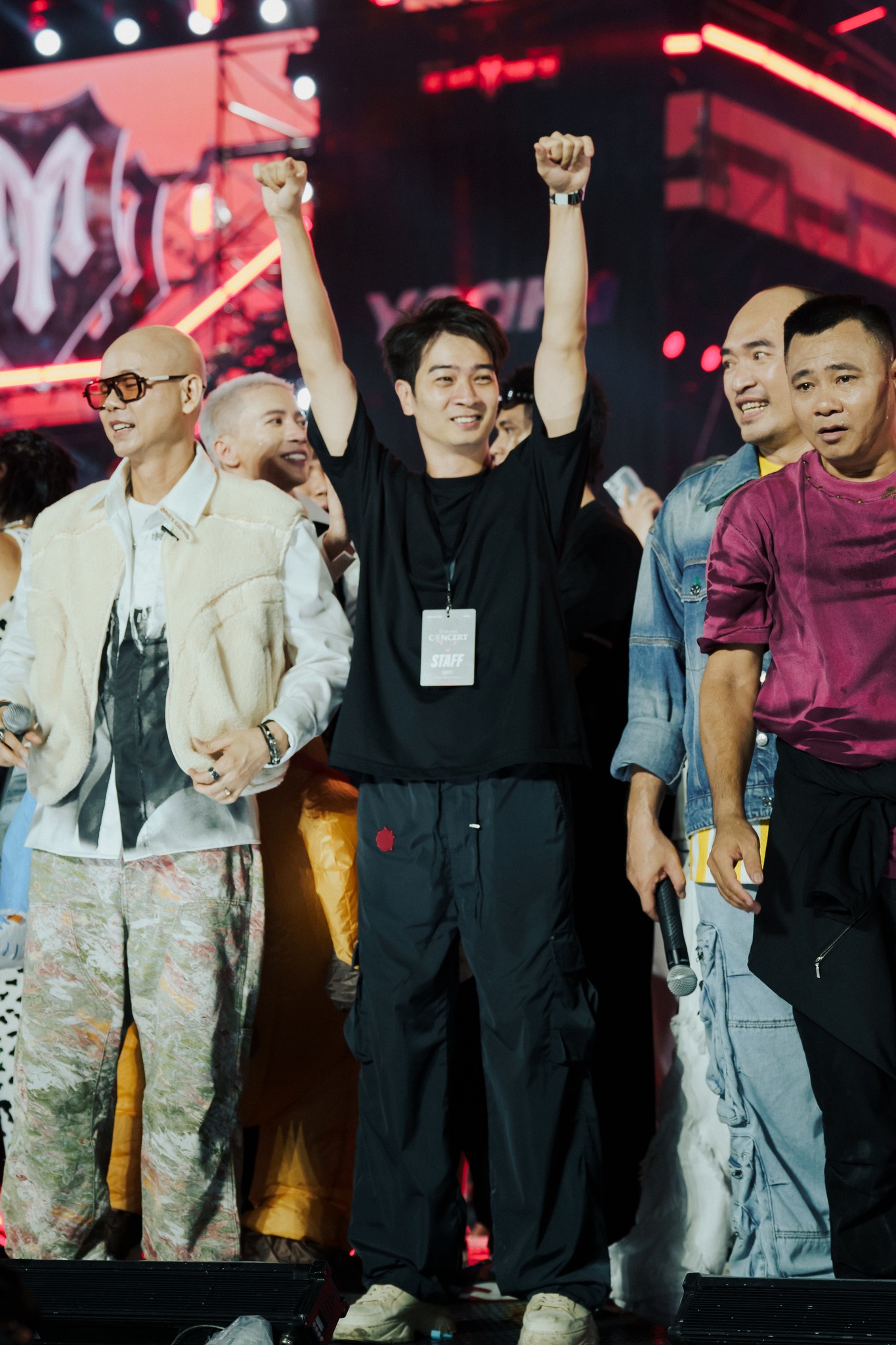 Slim V đã để lại 1 mùa hè quá rực rỡ với Anh Trai Vượt Ngàn Chông Gai, đặt ra tiêu chuẩn mới về nhạc trình diễn