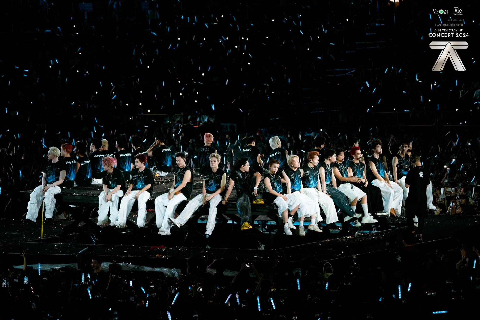 Để sở hữu cơ hội gặp các anh trai, người hâm mộ phải bỏ ra số tiền dao động từ 500 nghìn - 10 triệu đồng nhưng vẫn có người không thể mua được vé concert Anh Trai Say Hi tại Mỹ Đình