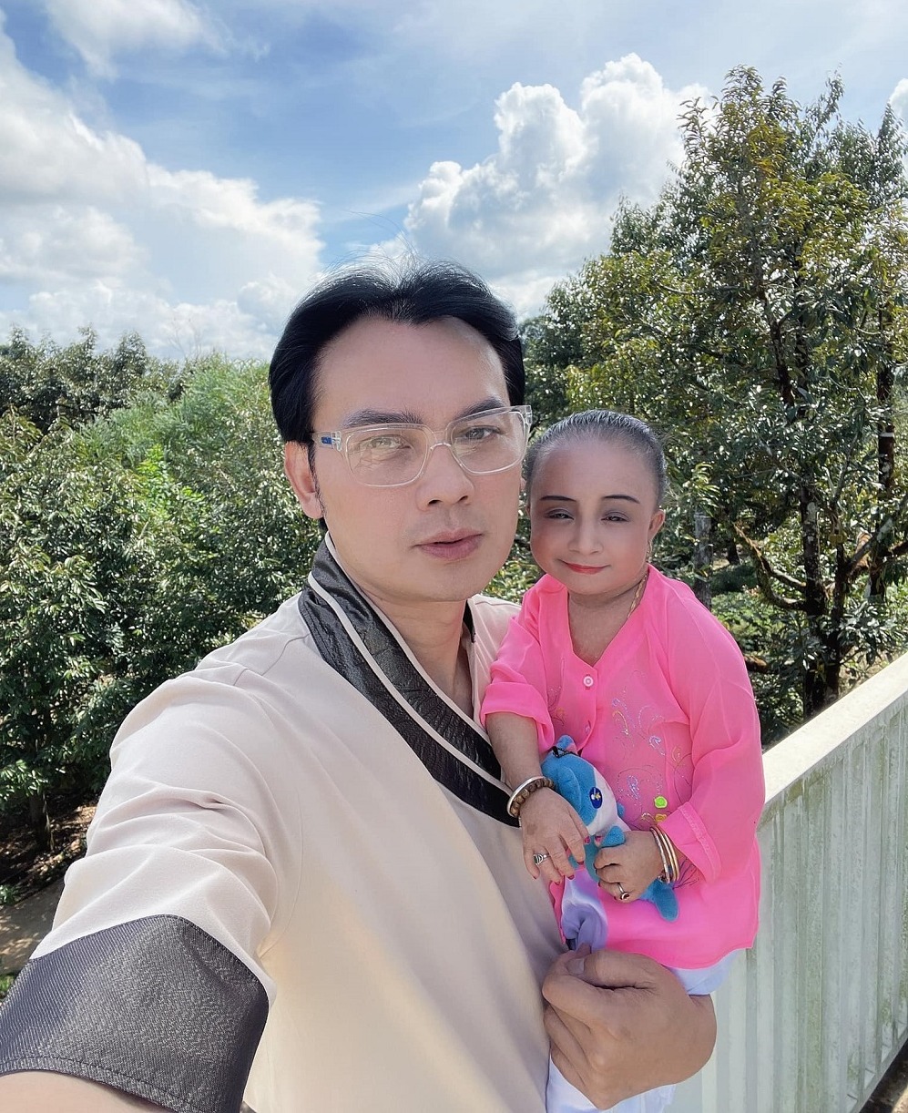 Kim Tiểu Ly lúc sinh thời và ba nuôi Kim Tiểu Long.