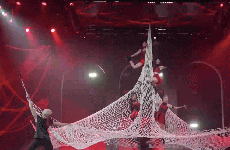 Ánh sáng làm giảm bớt sự hoành tráng của stage Một Cú Lừa