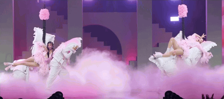 Minh Hằng lộ đồ bảo hộ ngay trên sóng